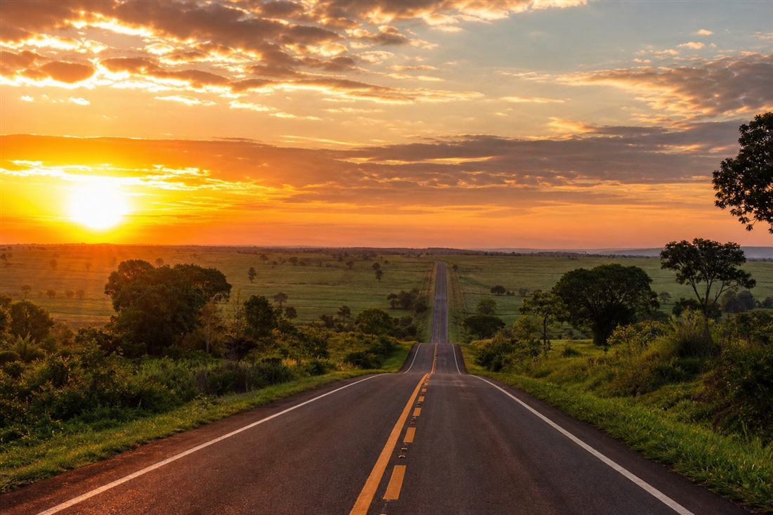 Rodovia em Mato Grosso do Sul ao amanhecer